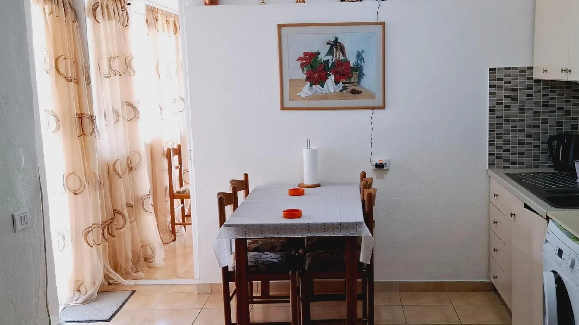 Vangelos Apartment 히마레